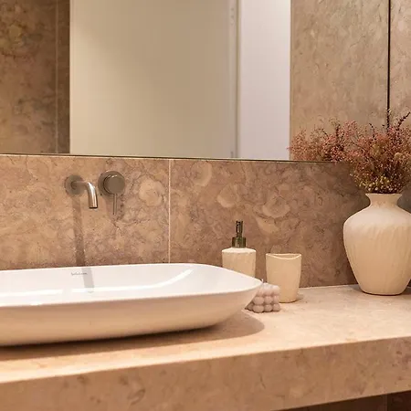 Scenic River-view T1 By Lisbeyond * Вила-Нова-ди-Гая